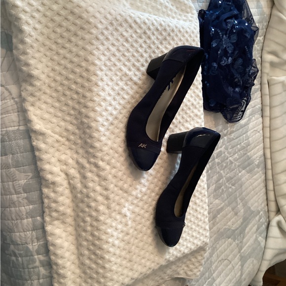Navy Blue ,vintage Anne Klein soft bottom heels - Picture 2 of 5